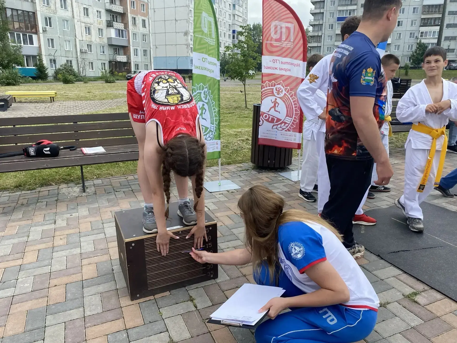 Сегодня, в День России, на Площади Торжеств в Киселёвске была организована работа летне...