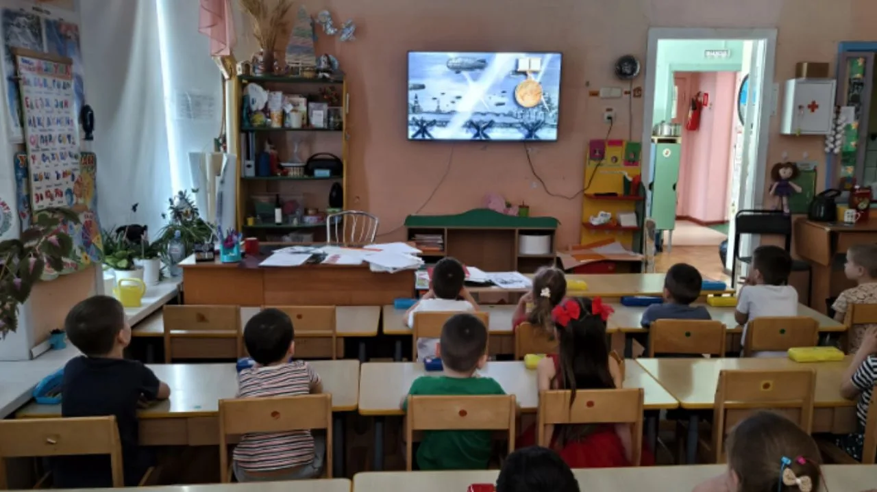 Ребята старшей группы с воспитателем Оськиной Галиной говорили про музеи,ведь сегодня, ...