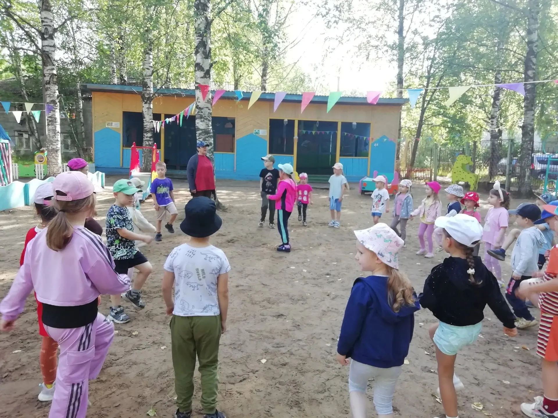 🌍 Как мы стали путешественниками.
Сегодня мы отложили игрушки в сторону, надели воображаемые рюкзак