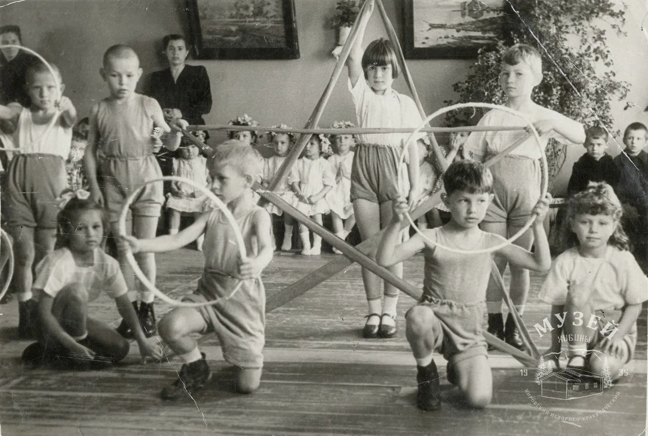 Детский сад №1 появился в 1935г. на ул.Хибиногорской д.22 – он располагался в деревянно...