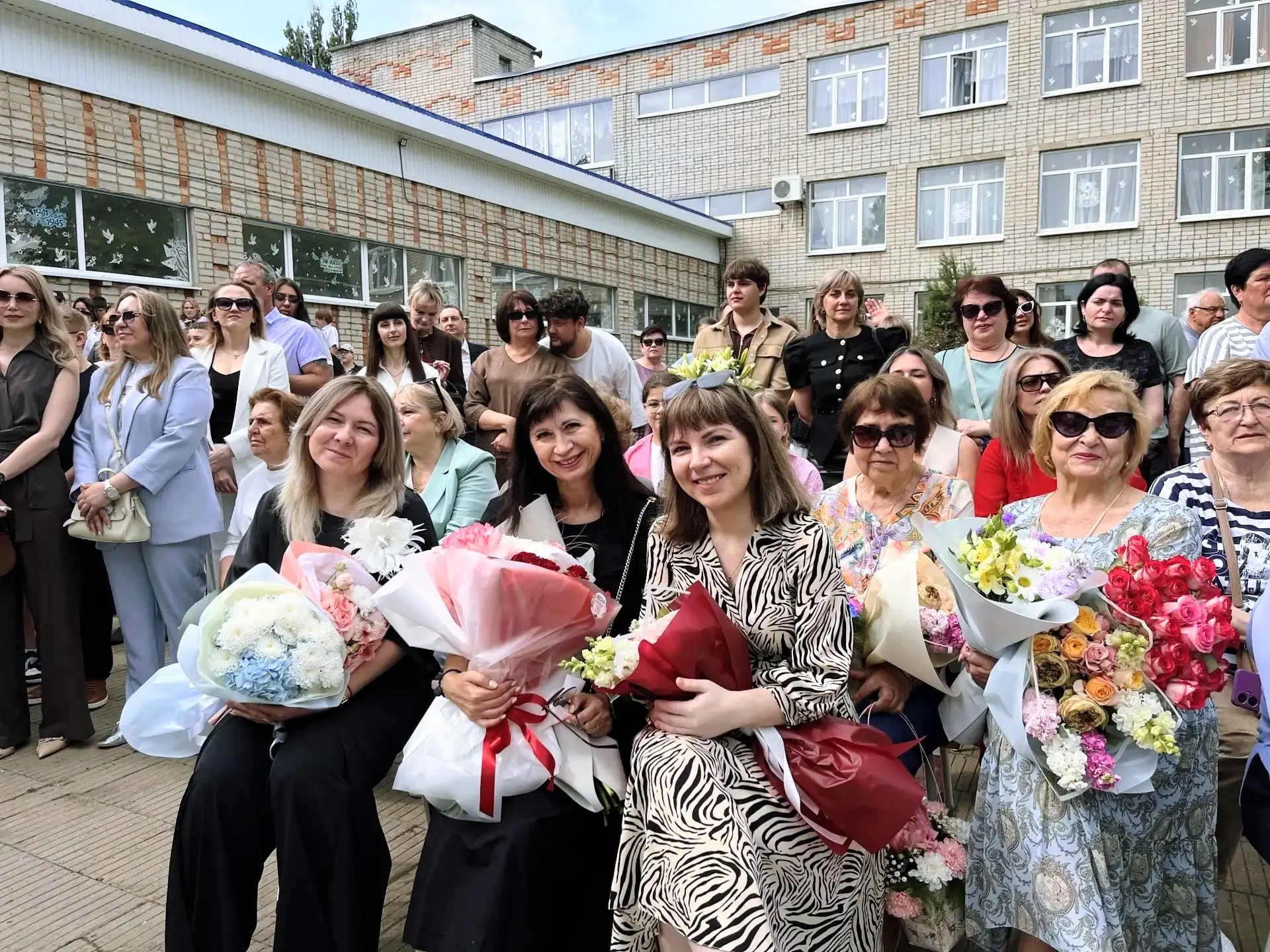 Особенно волнительным этот день стал для одиннадцатиклассников. Позади -  уроки, переме...