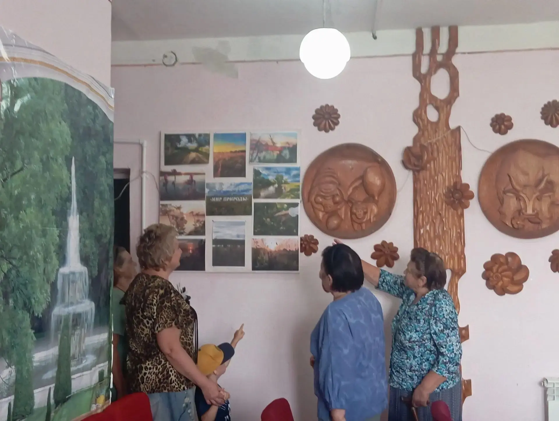 В Ковыленском сельском клубе открылась фотовыставка «Родные и милые сердцу места». Гост...
