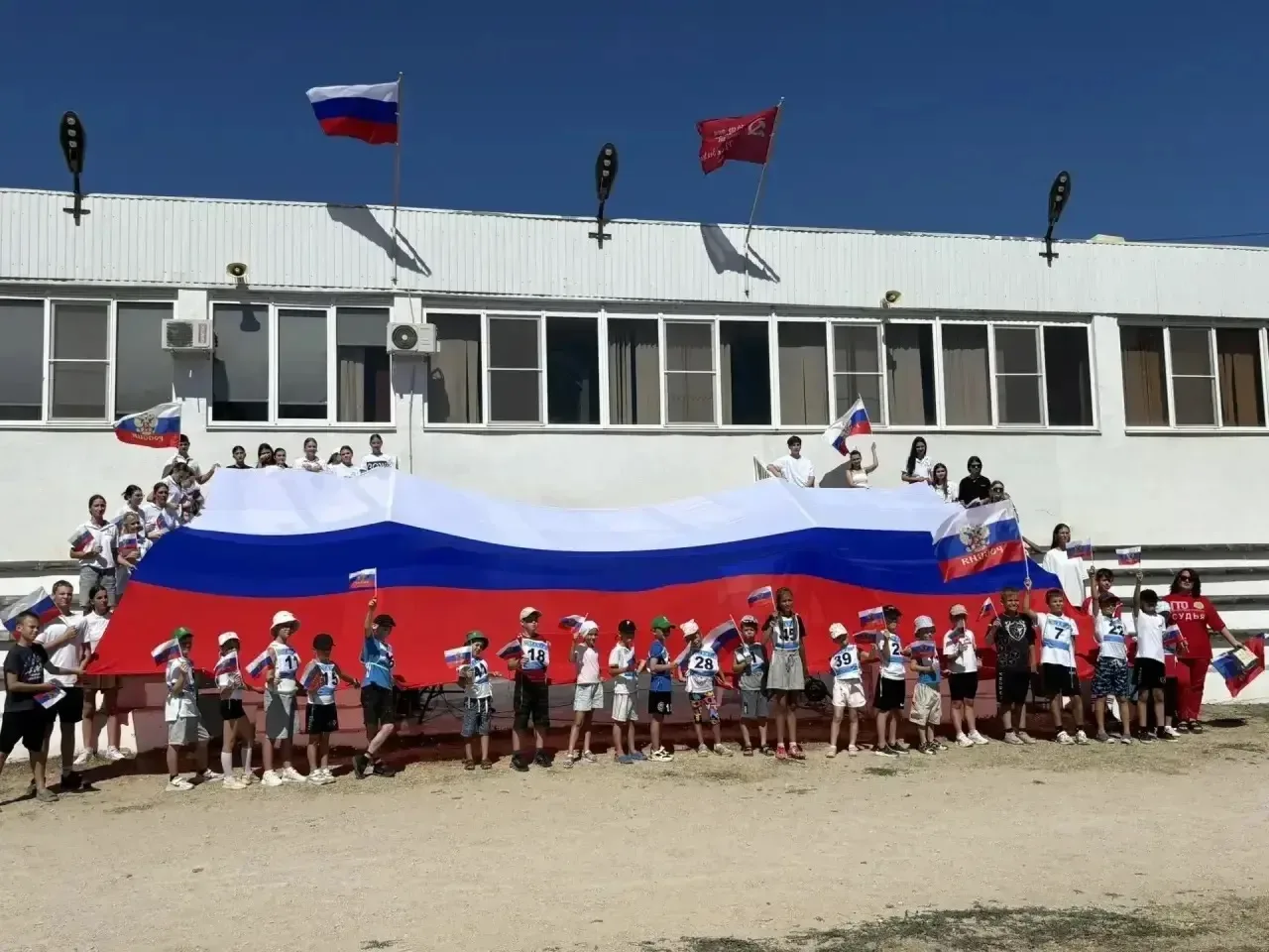 Волонтеры молодежного отдела, воспитанники площадки "Творческое лето - 2026" и клуб "До...