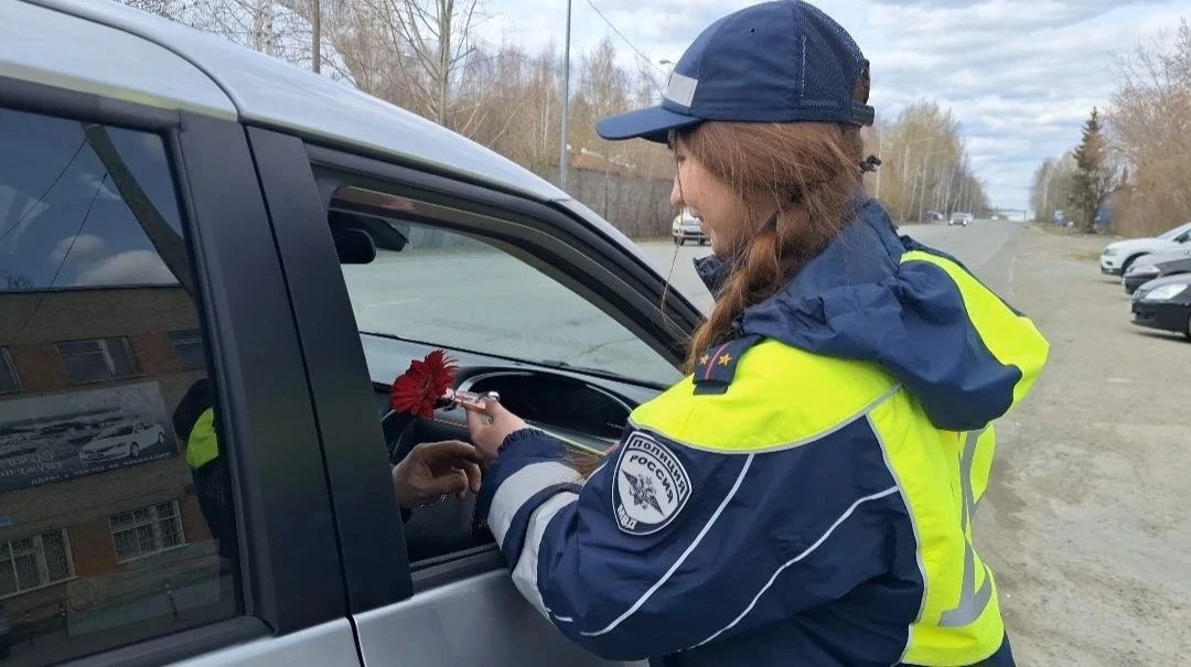 👮🌷 Цветы вместо штрафов: акция для трезвых водителей на Среднем Урале  В Свердловской области проход