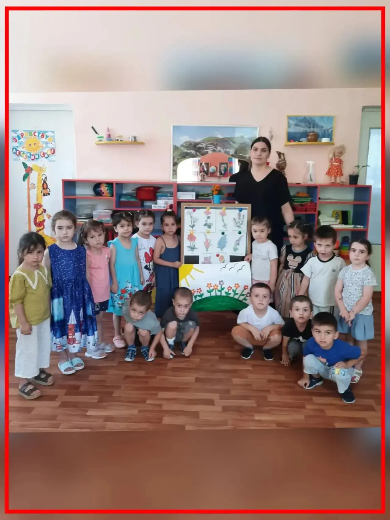 ✂️Аппликация.
Коллективная работа.
Тема: "Цветочная поляна".🌷
Цель: Развить чувство коллективизма, 