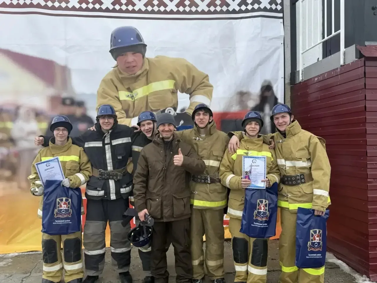 🚨 СЛАВА НАШИМ ОГНЕБОРЦАМ! 🚨  Мы знаем, кто готов к любым вызовам! 🔥  Команда старшей школы вернулась