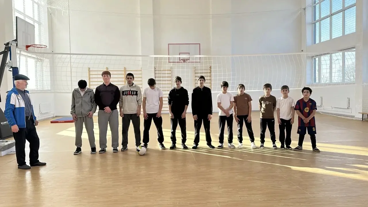 🏆 Провели турнир по волейболу среди учащихся 5-11 классов!  Под руководством учителя физической куль