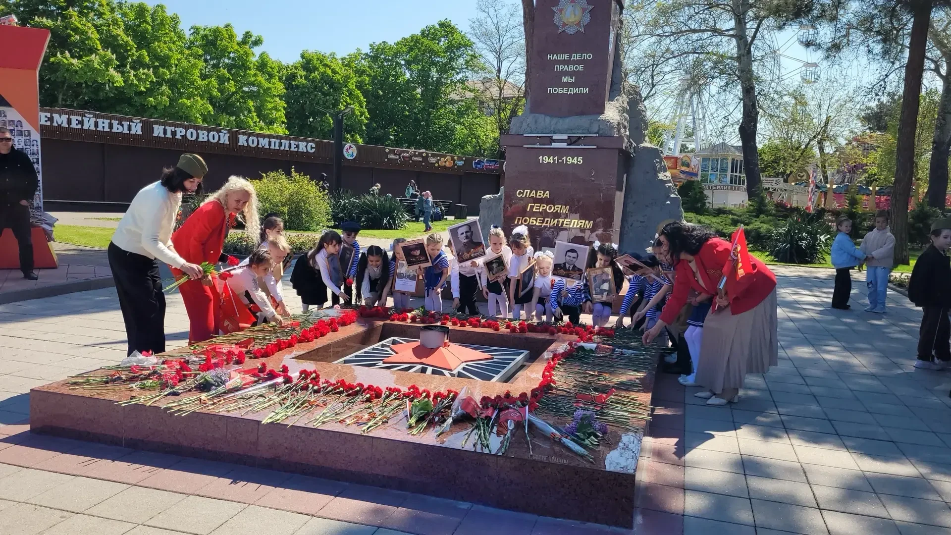 🎗Цветы в руках малышей: символ вечной памяти и мирного неба!                                        