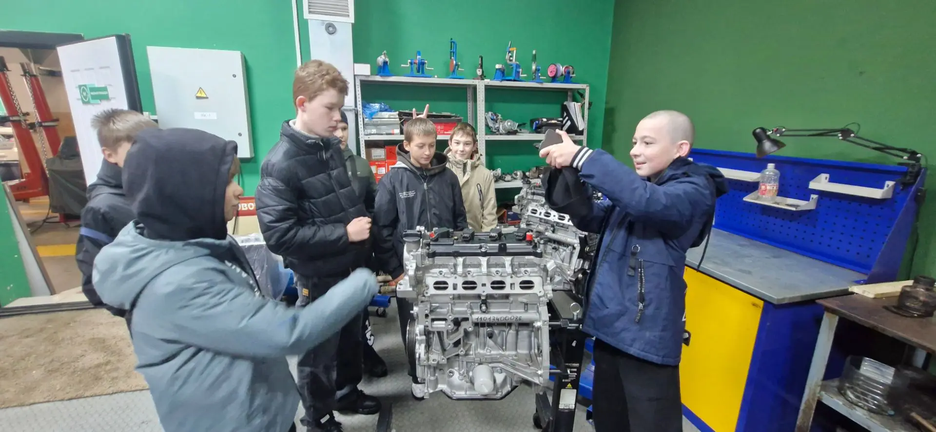 🔩 Гаечные ключи, запах бензина и настоящие двигатели!