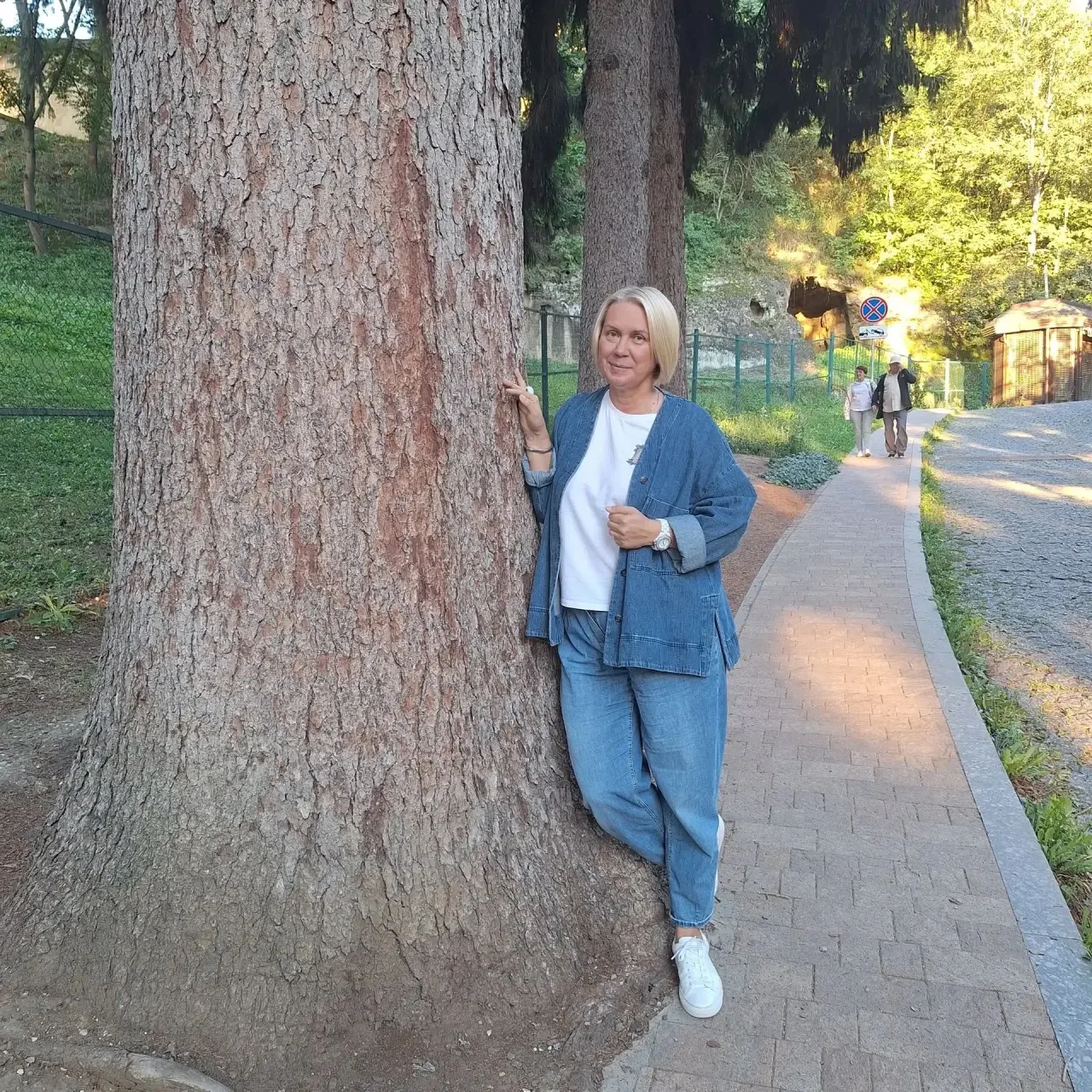 Интересно, сколько лет этой ели? Если она ровесница парка, то примерно 200.💚🌲