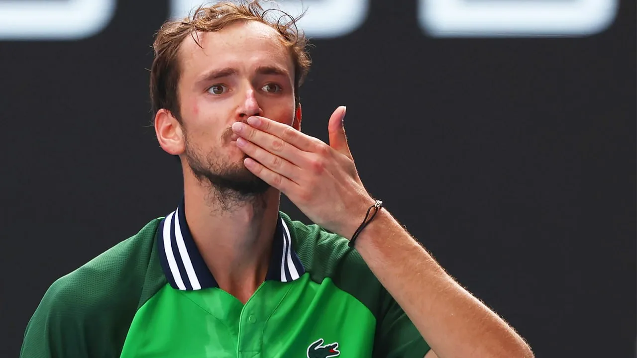 🎾 Даниил Медведев сыграет со Зверевым или Джоковичем в полуфинале Пекина.