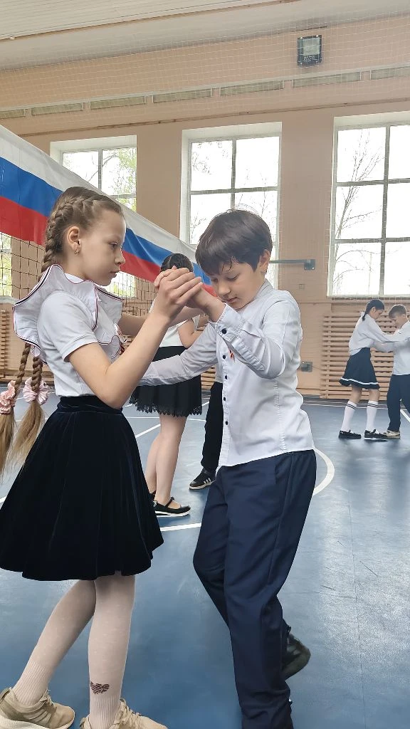 8 мая в нашей школе прошла трогательная и торжественная акция «Вальс Победы», посвящённ...