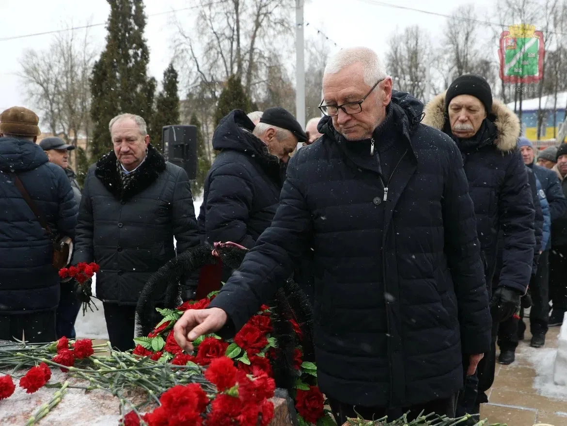 Флаги, море гвоздик в руках и чёрно-белые портреты: эти парни обрели бессмертие, исполняя служебный 