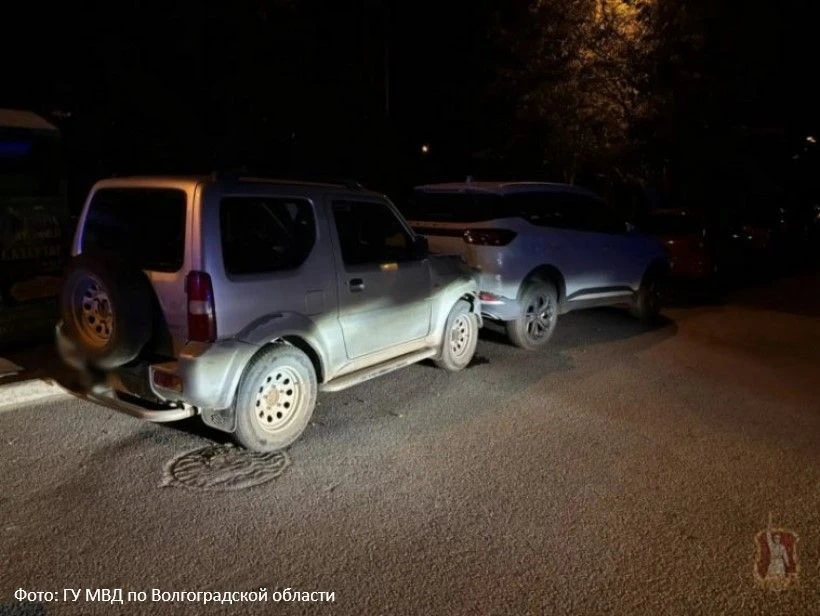Пенсионерка на иномарке протаранила стоящее авто и угодила в больницу в Волгограде