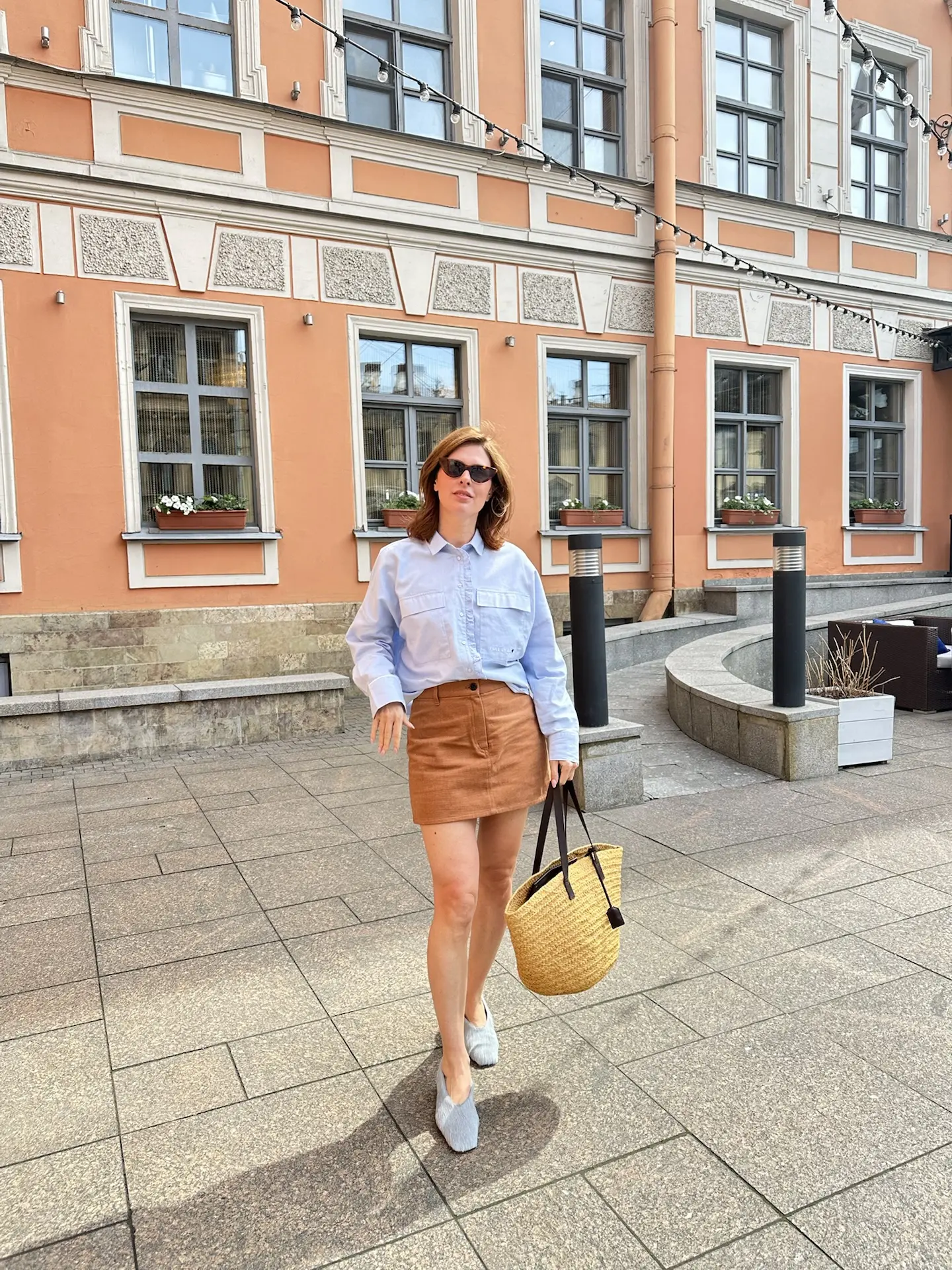 Образ дня:  Рубашка Smith&Soul Юбка aimclo Туфли Askent Сумка YSL  Очки Celine