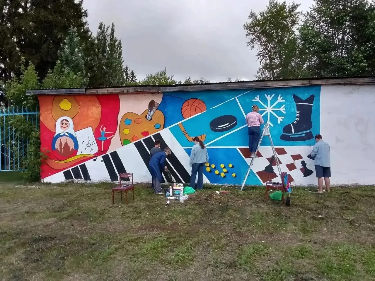 👩🏻‍🎨 В Омской области ученики создают мурал на школьных гаражах