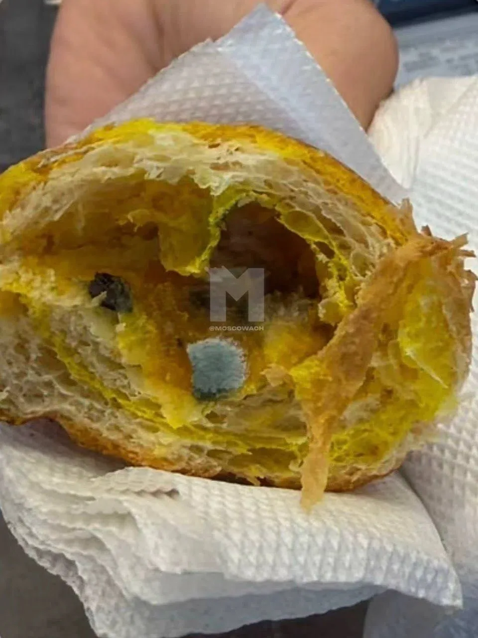 🤢 В Лужниках в одном из кафе мужчина обнаружил плесень в джеме внутри круассана.