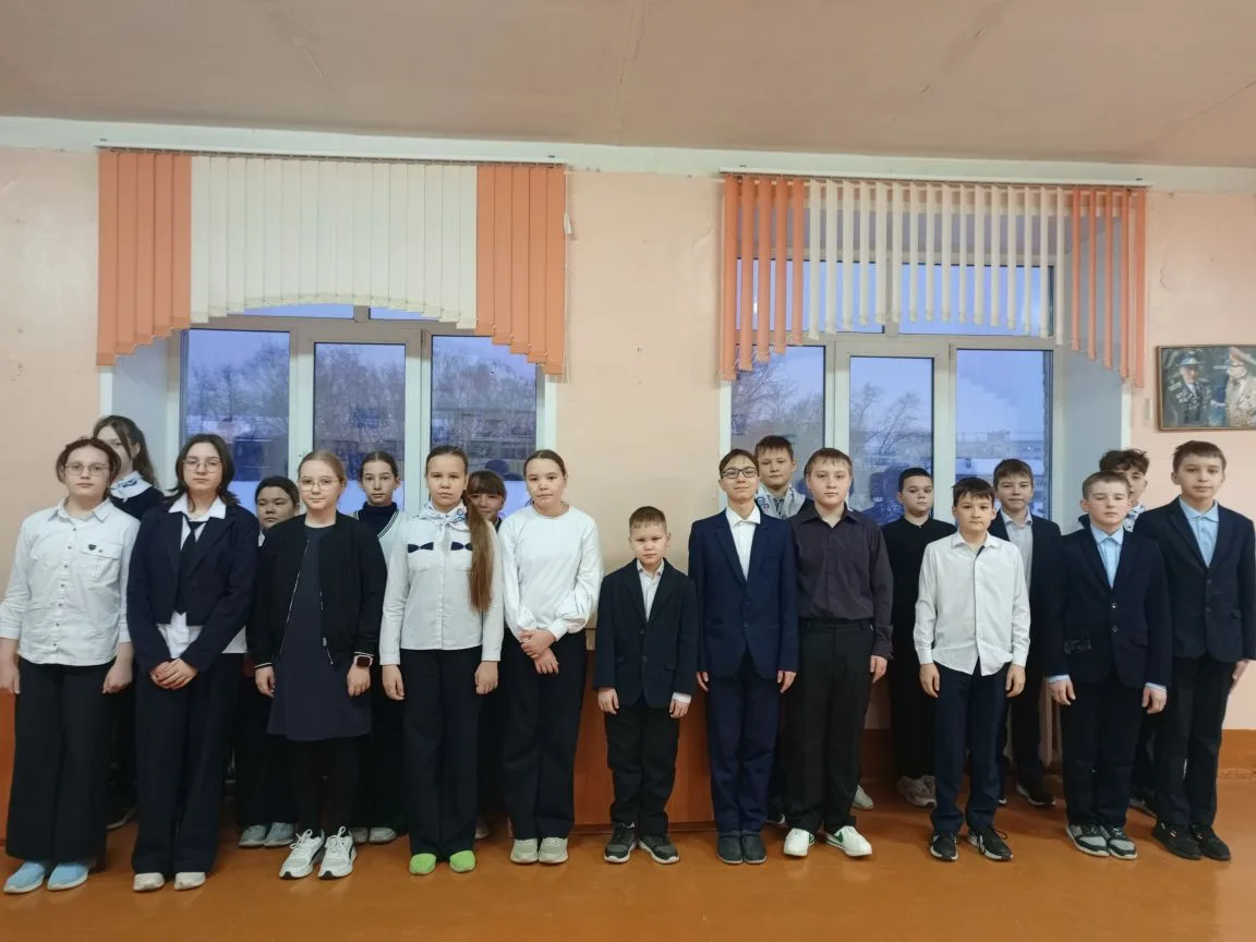 ✅2 марта новая учебная неделя в МАОУ Школе №98 им. Н.Ф.Обухова традиционно началась с выноса государ