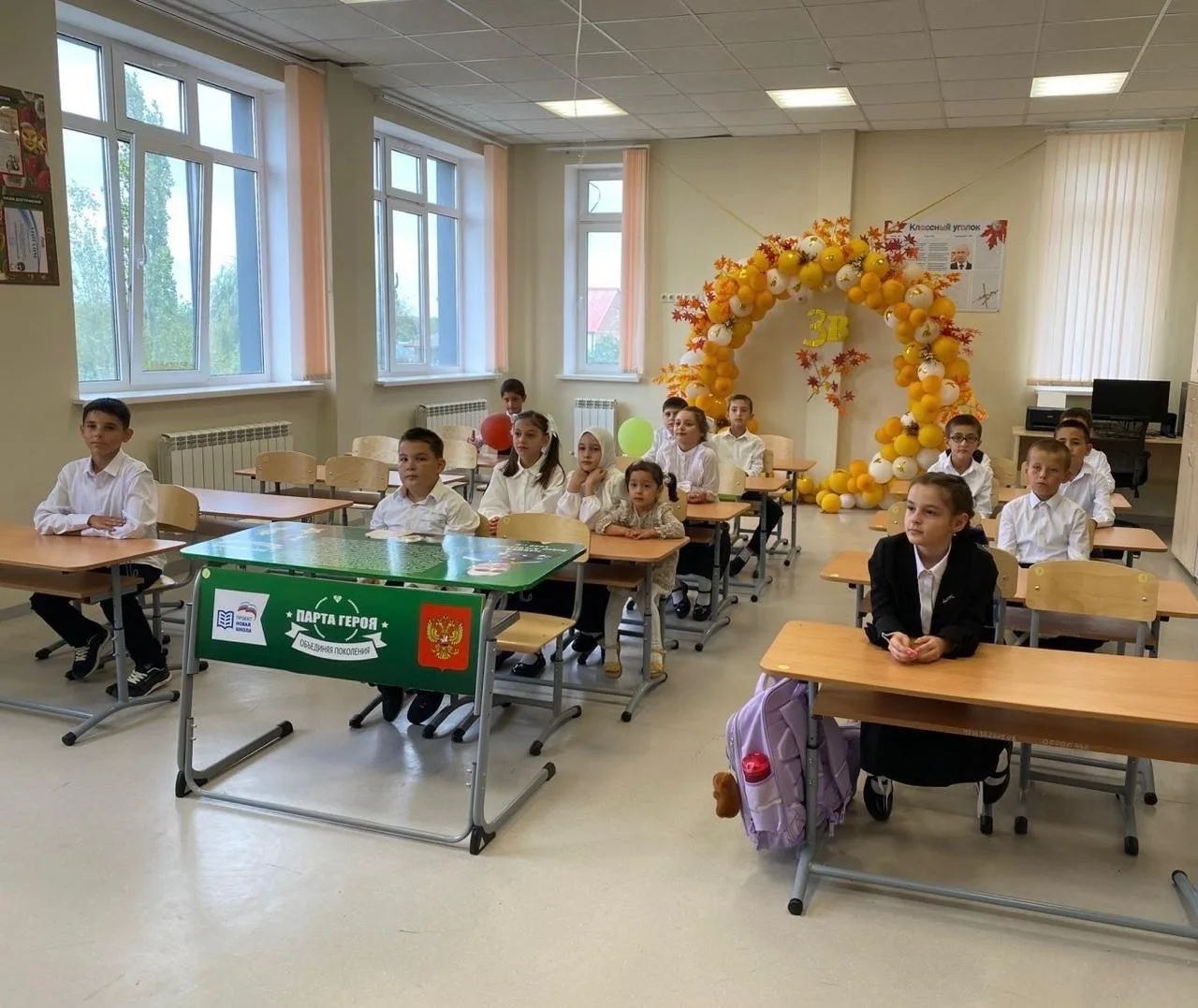 Сегодня в школе прошёл классный час «Урок мужества», посвящённый Году единства народов ...