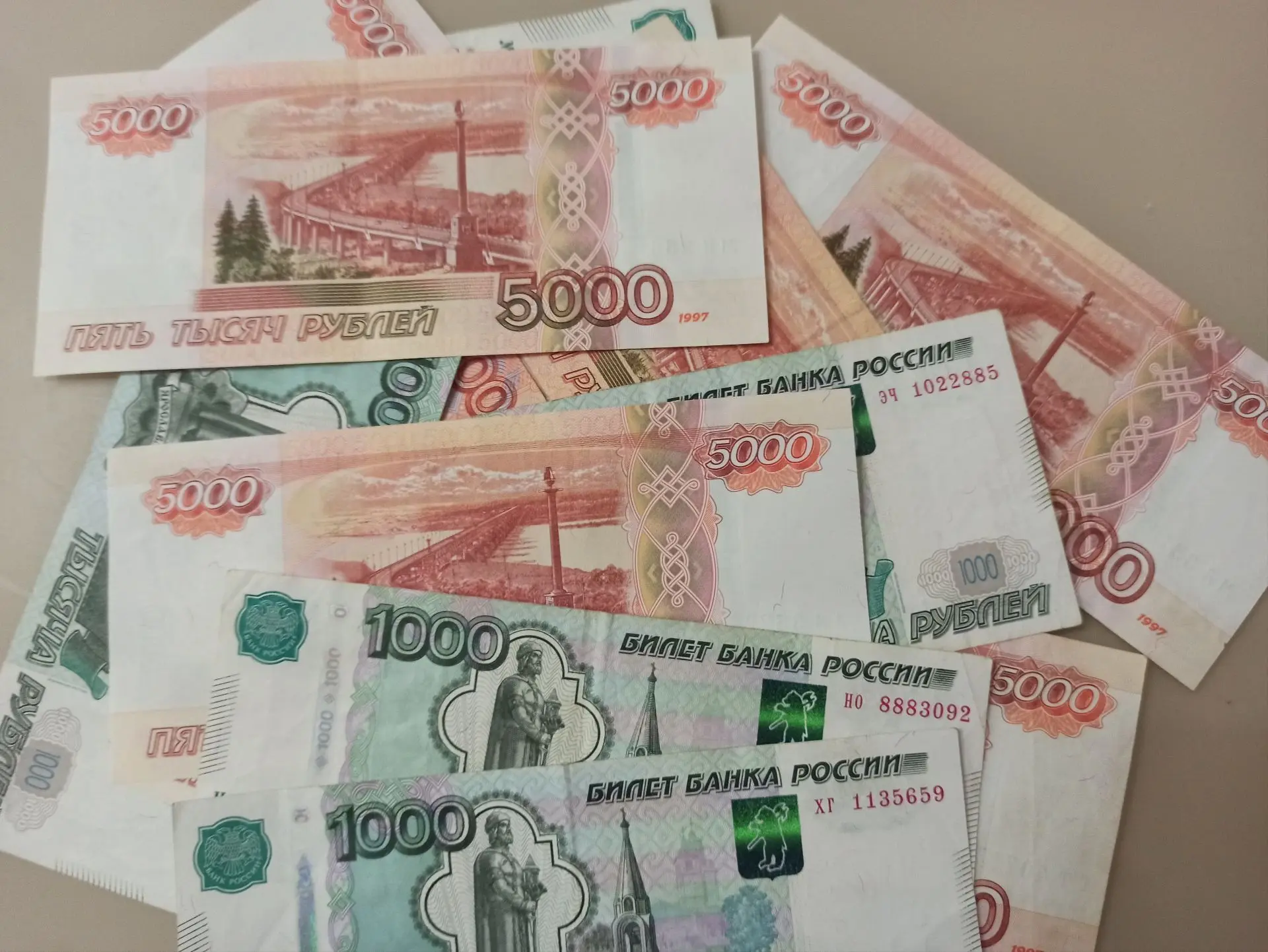Курьер мошенников забрал у жительницы Воронежской области более 12,7 млн рублей