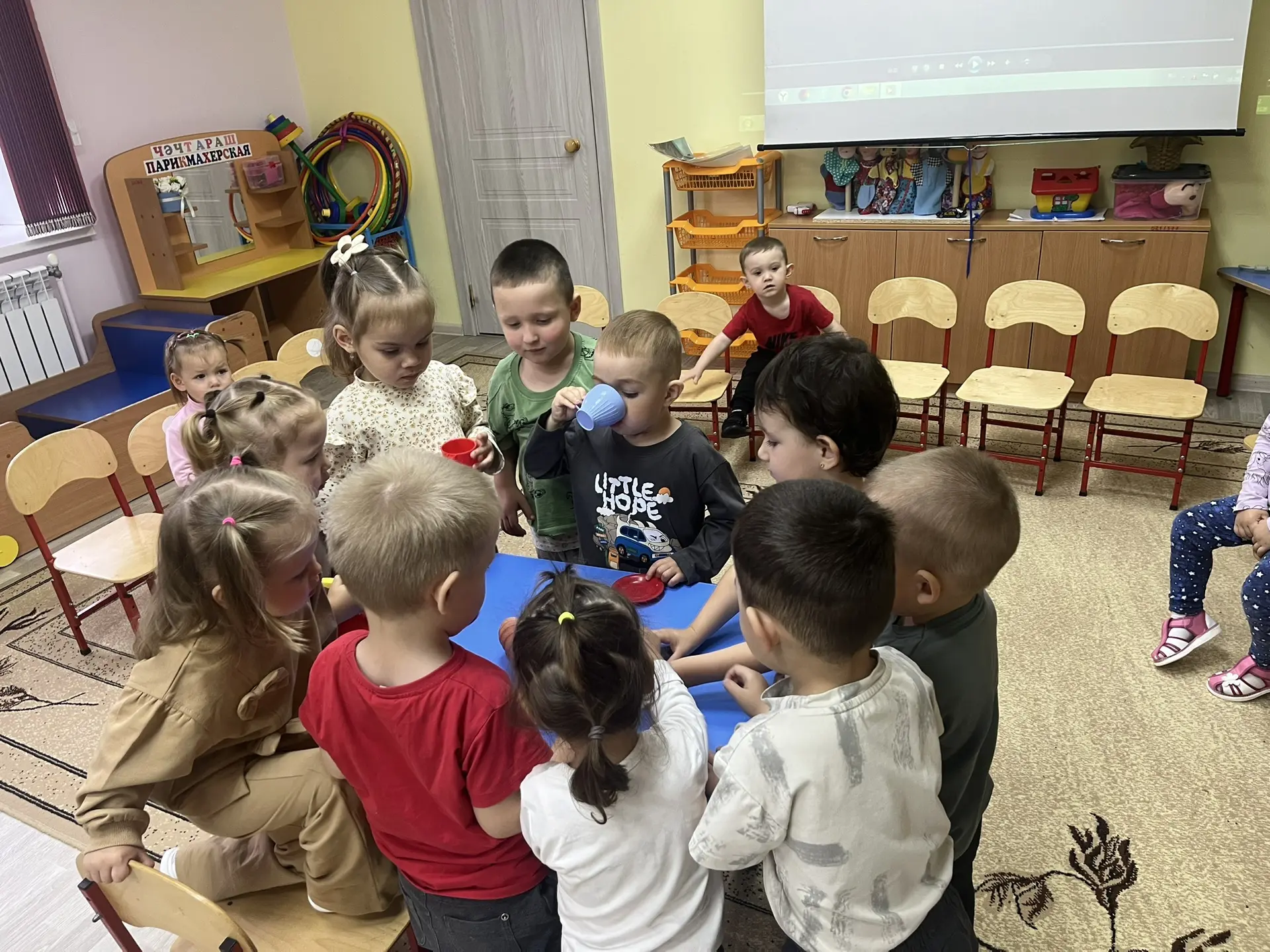 Икнче кечке яшьтәгеләр төркемендә пумала белән чокырларга бизәк төшердек