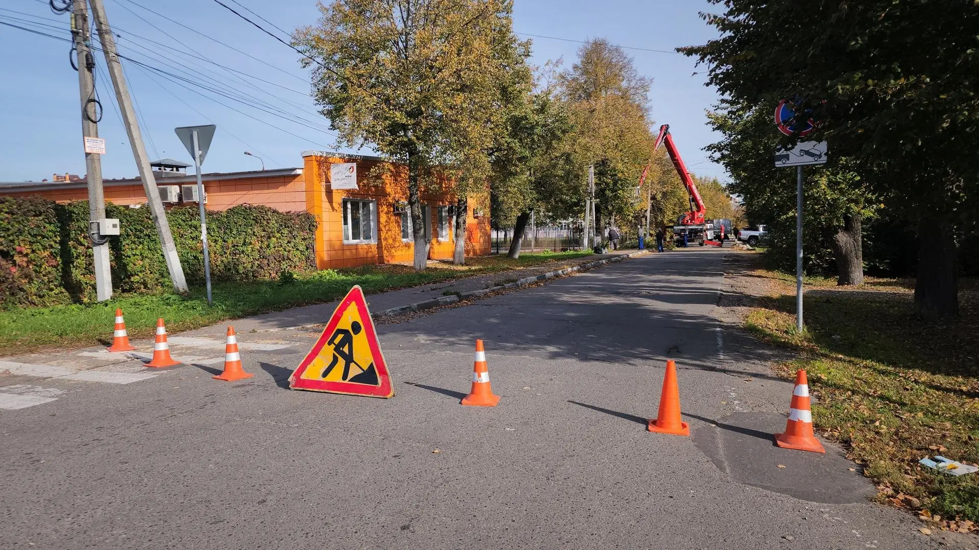 В Бронницах продолжают приводить в порядок деревья. Сегодня специалисты работают в Перв...