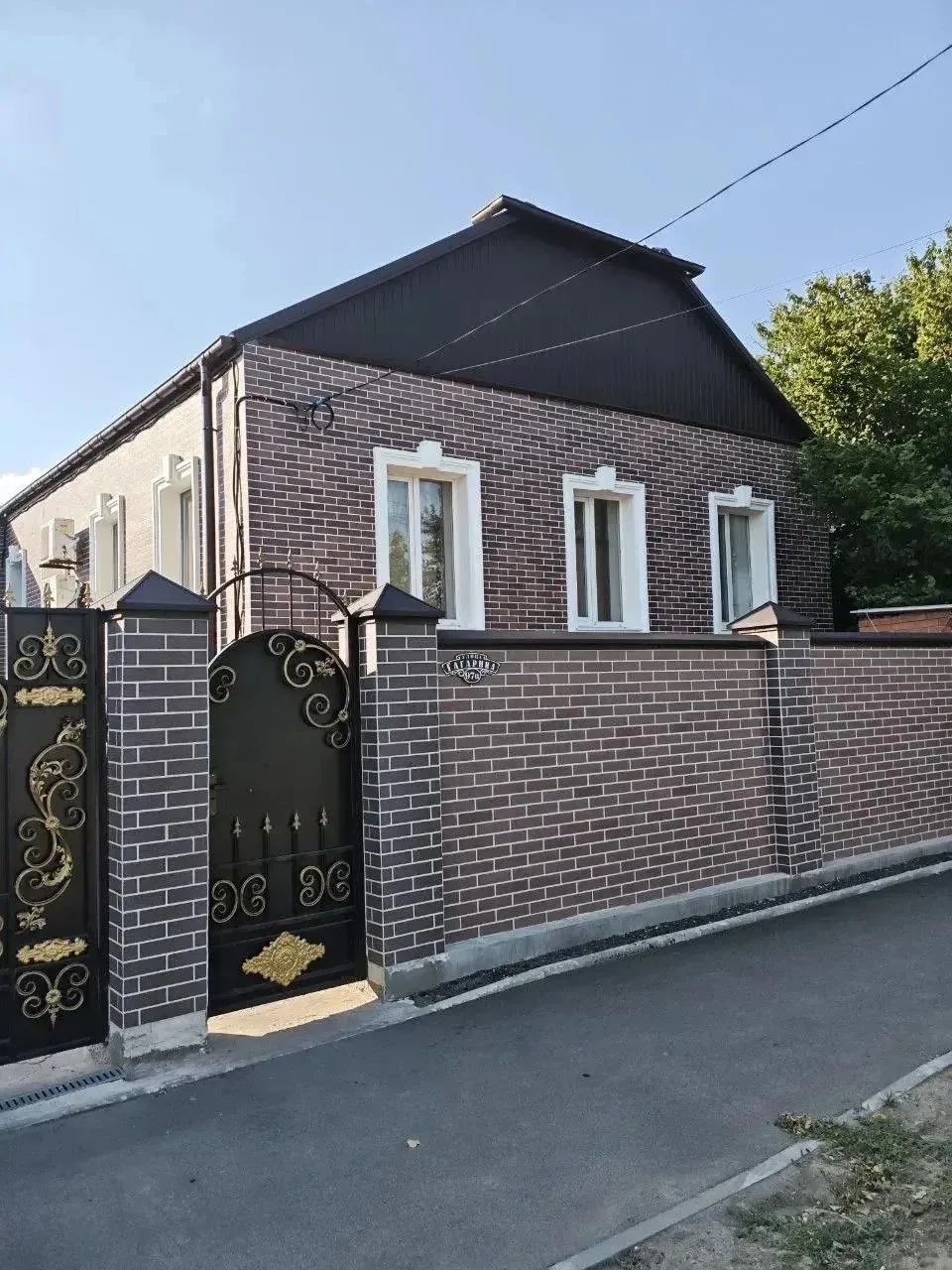 АМК кирпич микс 300: фасад, и забор - единый стиль без удара по бюджету