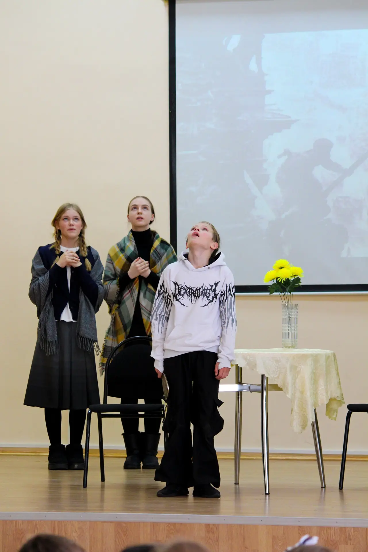 «ФРОНТОВОЕ ЗЕРКАЛЬЦЕ»🎭  В нашей школе состоялся спектакль «Фронтовое зеркальце», посвящённый Дню Поб
