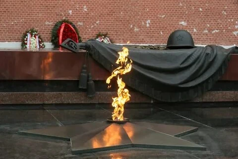 🕯️ Почему минута молчания длится именно минуту, откуда она появилась и почему люди вст...