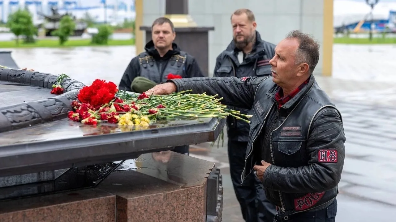 Байкеры «Ночных волков» приехали в Салехард

Мотоклуб устроил пробег из Нового Уренгоя в Салехард в 