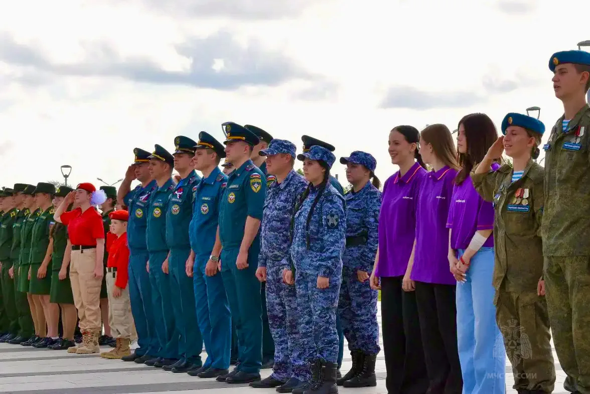 Представители Молодежного совета МЧС Тверской области приняли участие в праздничных мер...
