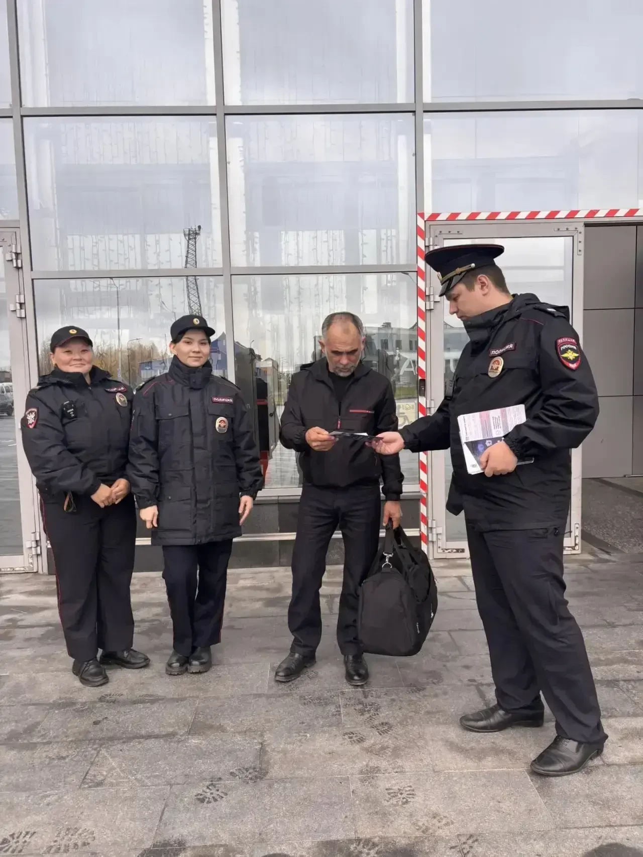 Транспортные полицейские Нового Уренгоя рассказали железнодорожникам, как защитить себя...
