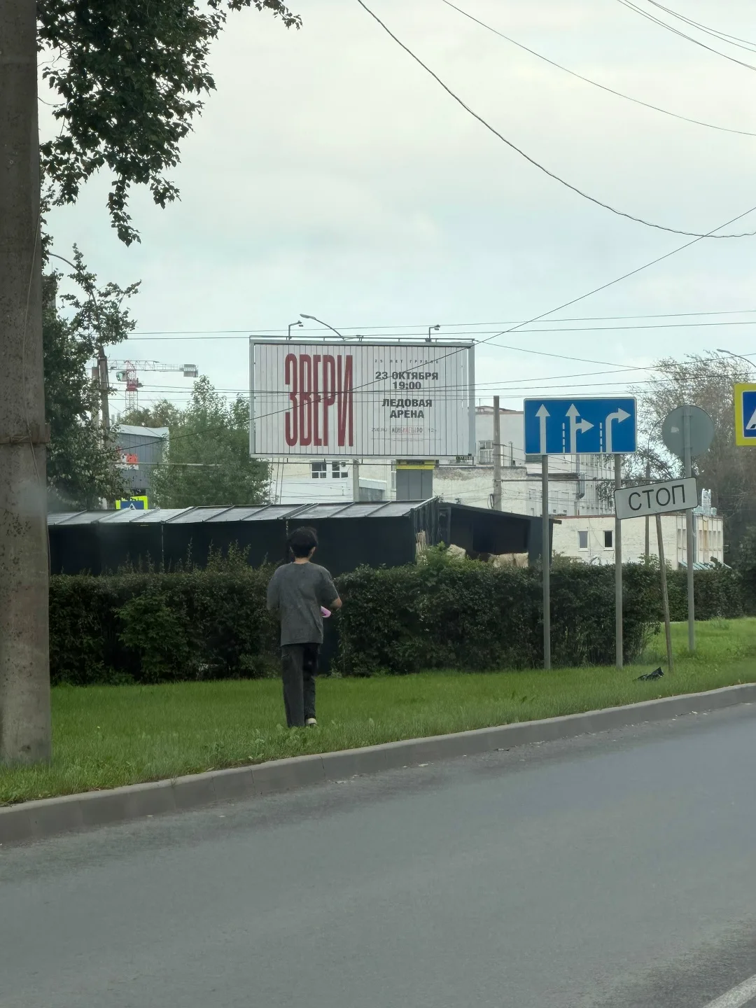 Дети опять подбегают к машинам на светофоре возле Славянской ярмарки