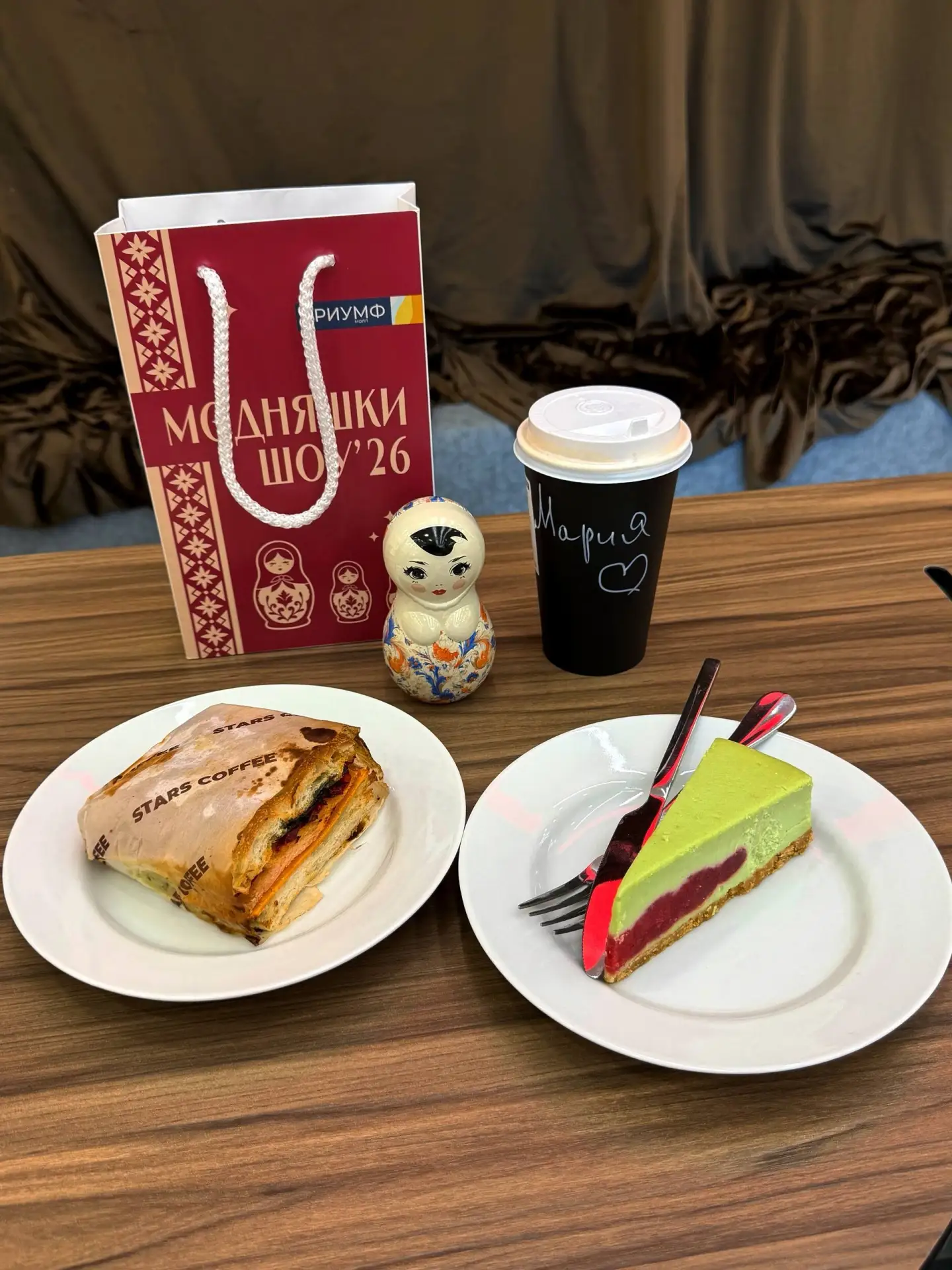 Модный натюрморт из Stars Coffee. В матрёшке спрятан платок.