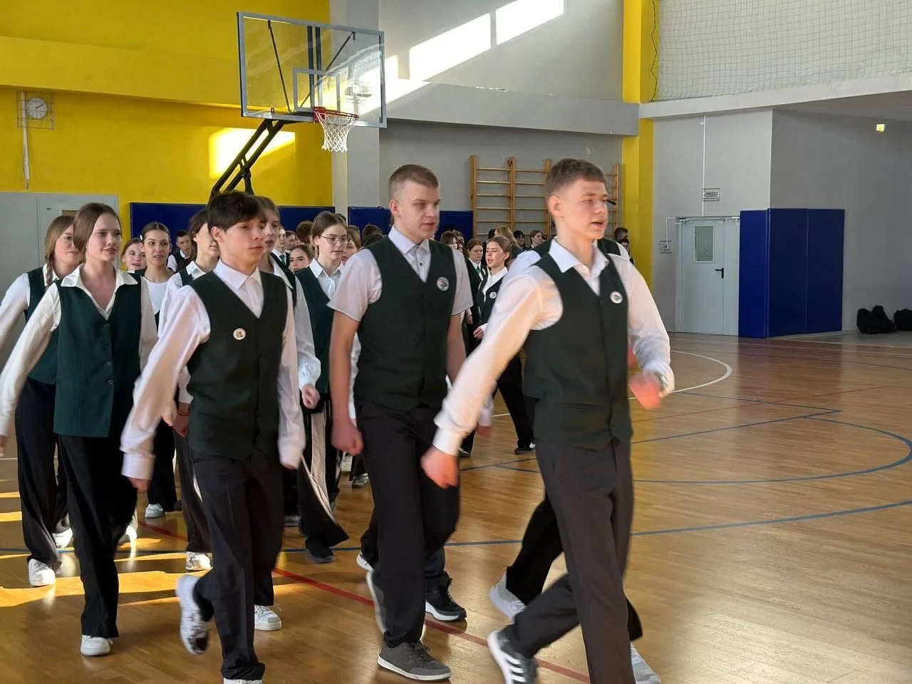 📣В нашей школе прошёл традиционный конкурс-смотр строя и песни среди учащихся 4-11 классов🇷🇺 Целых т