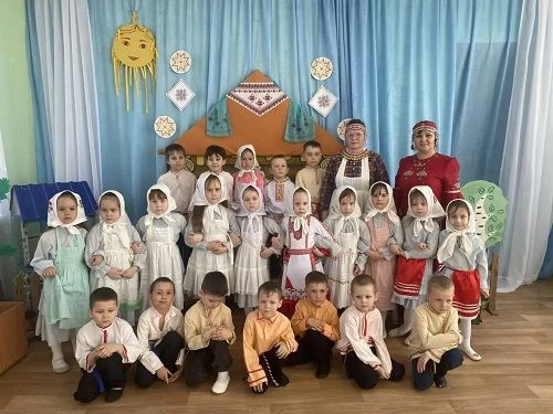 Ача садӗнче Акатуй: Ӗҫпе савӑнӑҫ уявӗ!