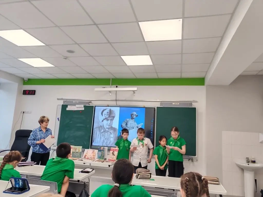 #ДеньПобеды  📚 Урок памяти: «Читаем детям о войне» 📚  В рамках празднования Дня Победы в 1А, 3Б и 4Г