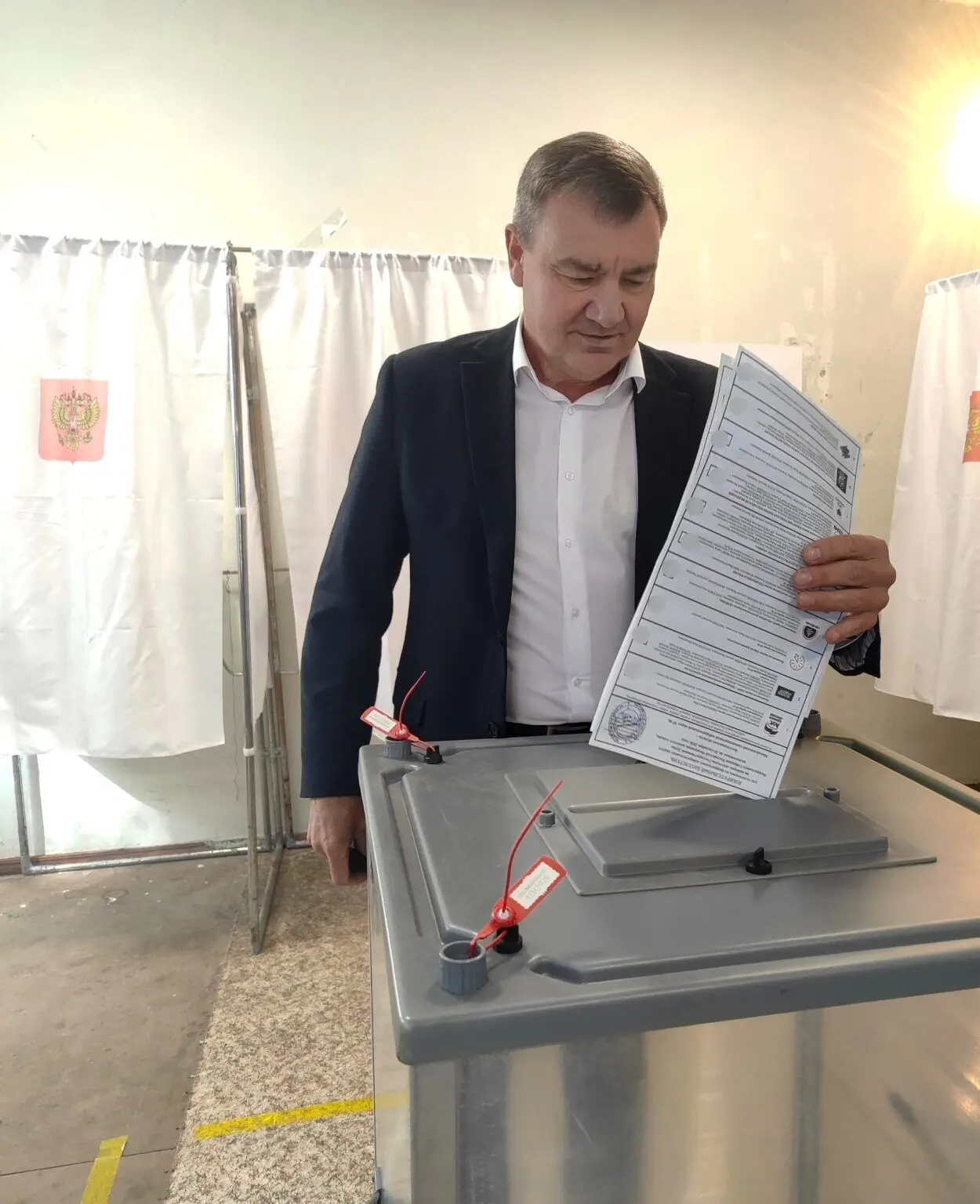 Глава Кумылженского района Валерий Владимирович Денисов пришел на избирательный участок...