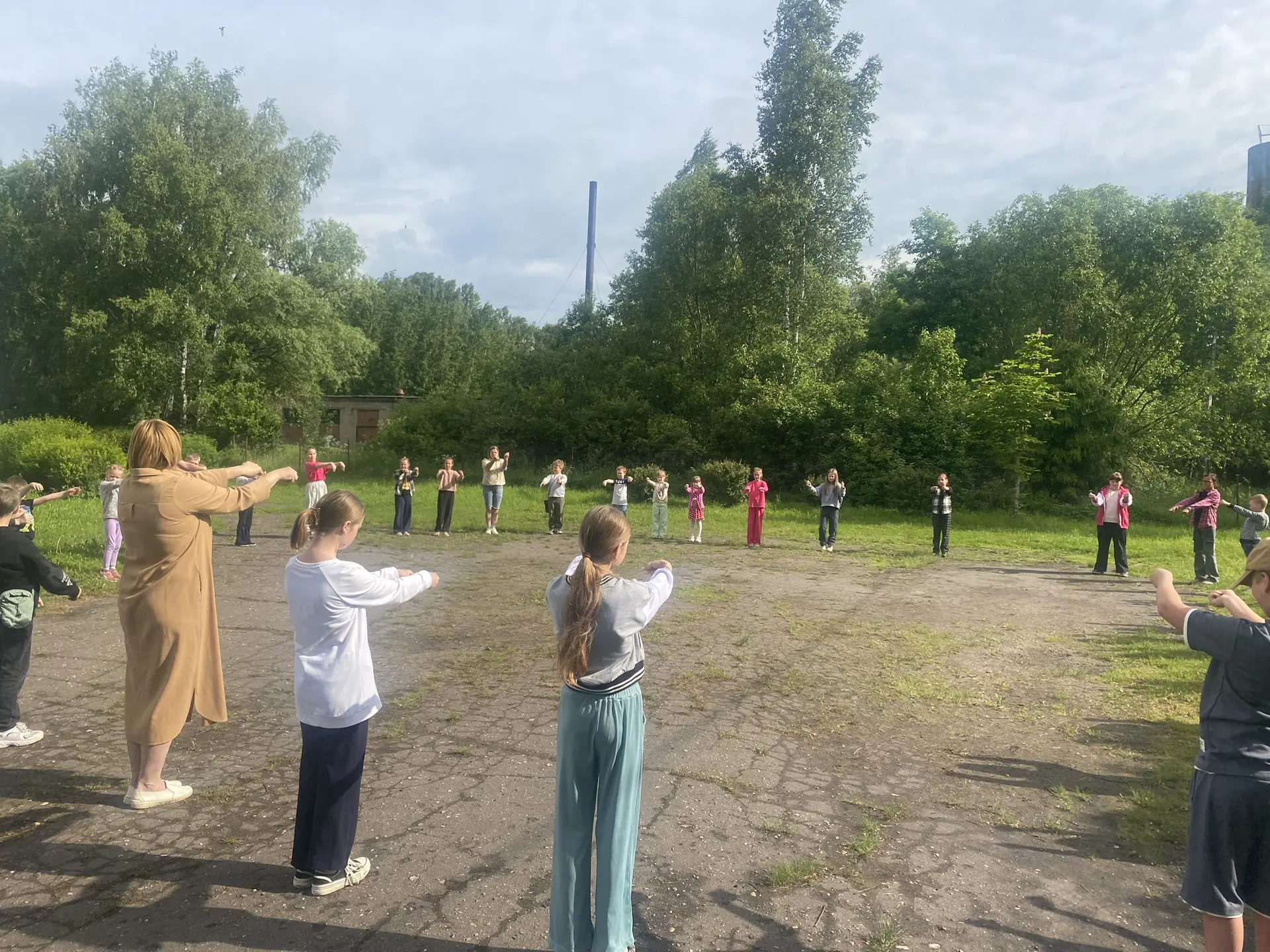 Пятый день в пришкольном лагере начался с бодрой зарядки и питательного завтрака, котор...