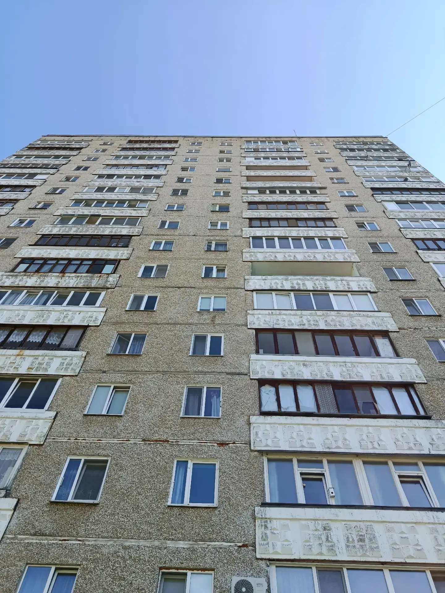 Живёт на свете серый ДОМ,