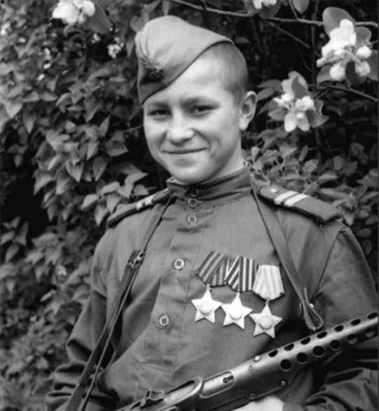 🎖️14-летний Ваня Кузнецов стал самым молодым полным кавалером ордена Славы за свой подвиг в Великой