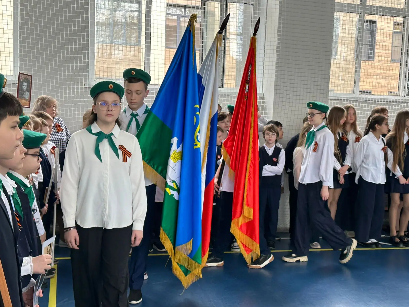 БОЛЬШЕВЯЗЕМСКАЯ ШКОЛА  🇷🇺 Утро 4 мая 2026 года в нашей школе традиционно началось с торжественной ли