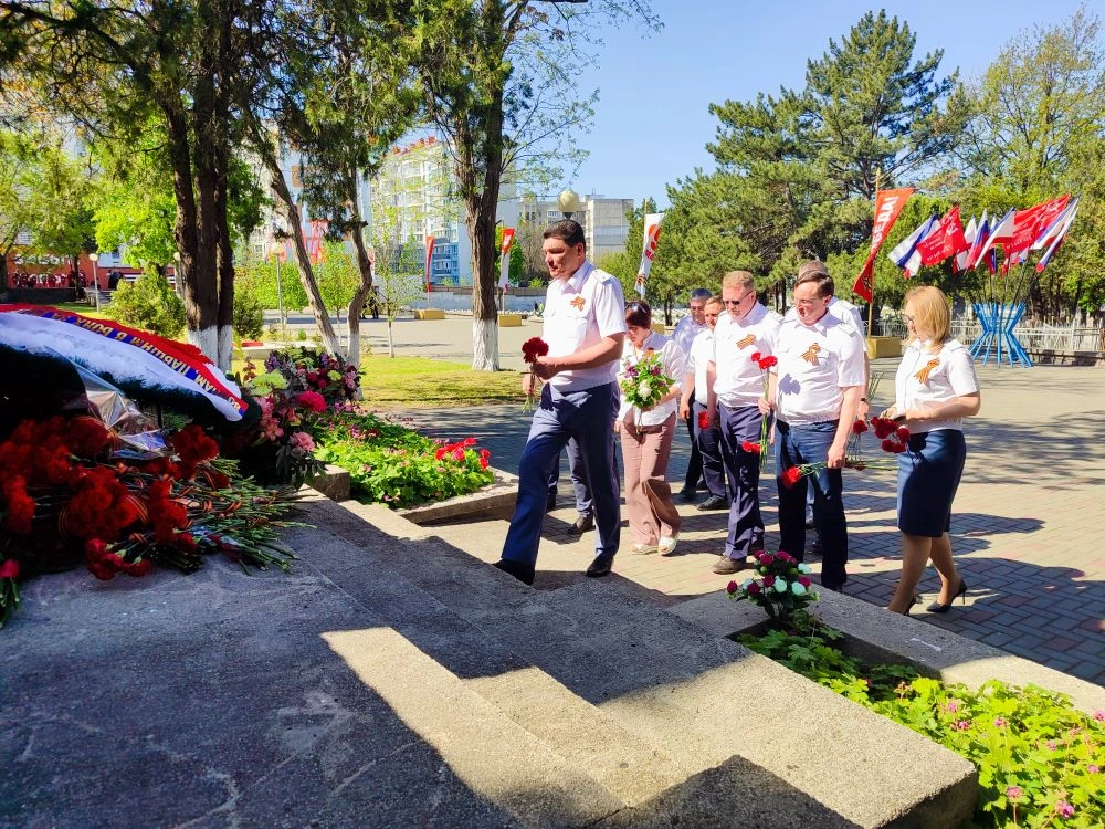 💐Руководители Крымской железной дороги возложили цветы на Воинском кладбище Симферополя

В рамках т