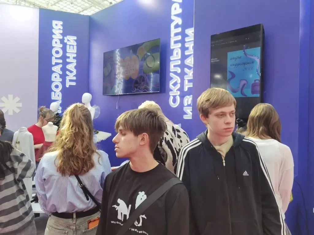 Ученики 9 классов посетили форум колледжей!  🏛️ Мероприятие прошло в Гостином дворе и включало насыщ