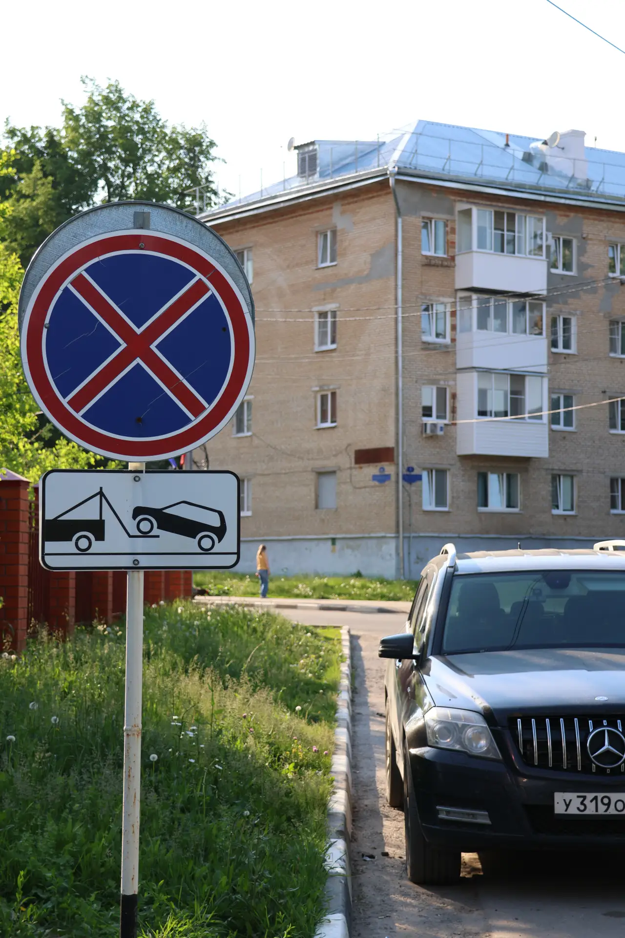 Обращайте внимание на знаки!  В Новомосковске продолжаются рейды по выявлению и эвакуации транспорта