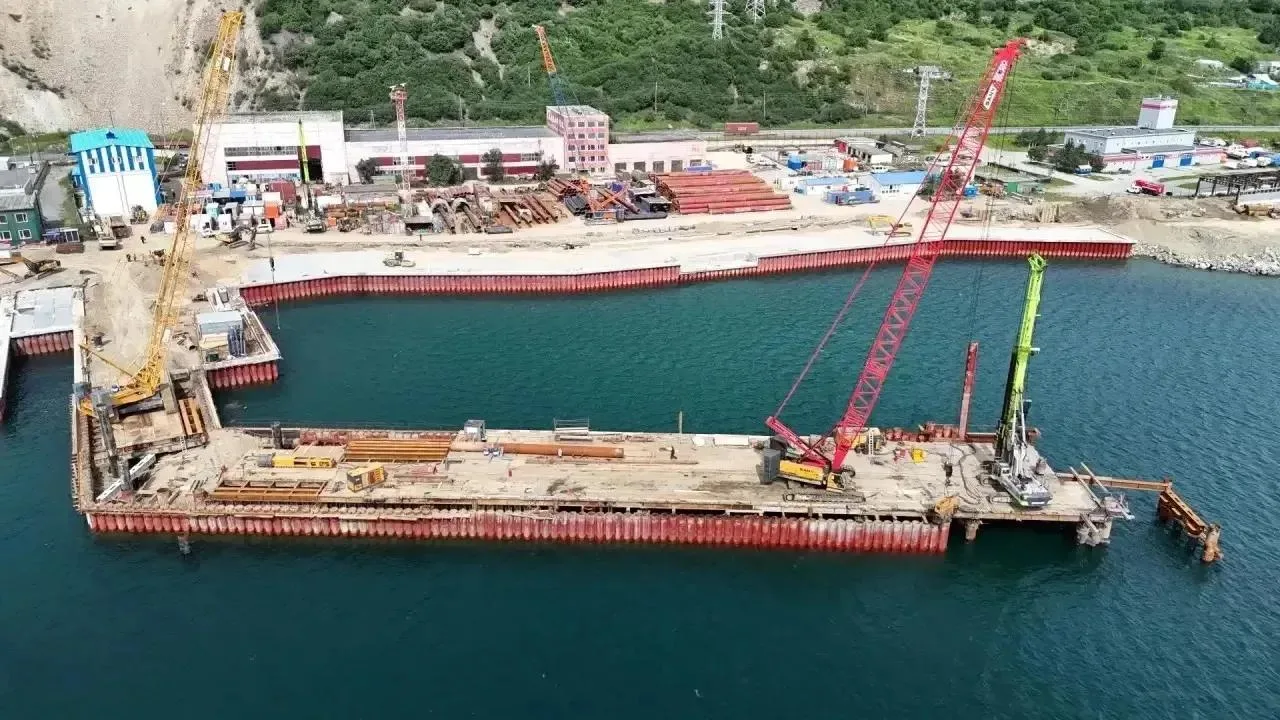 Строительство Морского туристического центра в Магадане идет в соответствии с графиком:...