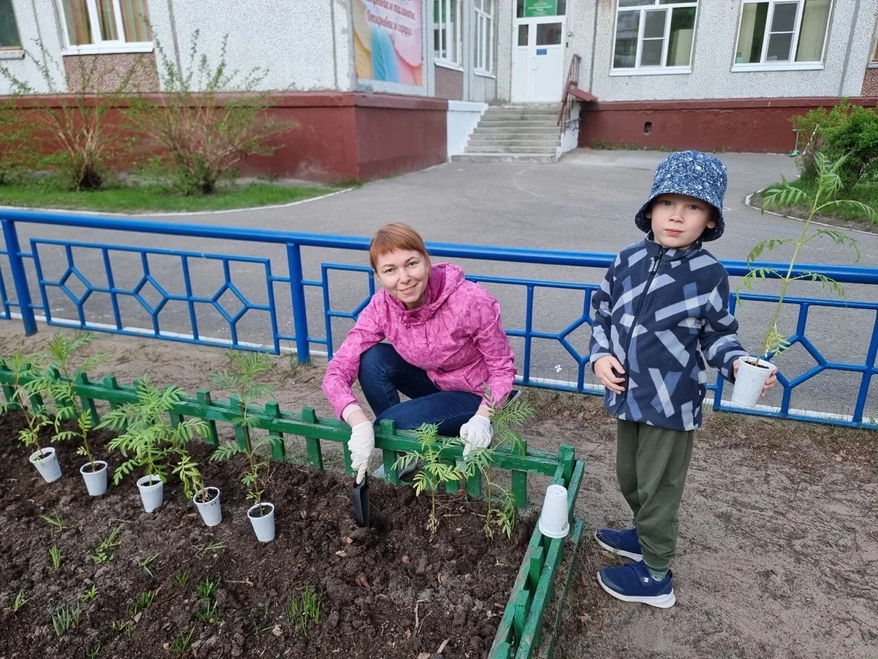 Сегодня в нашей группе прошла тёплая акция «Посади цветок для участка в детском саду» — и это было з