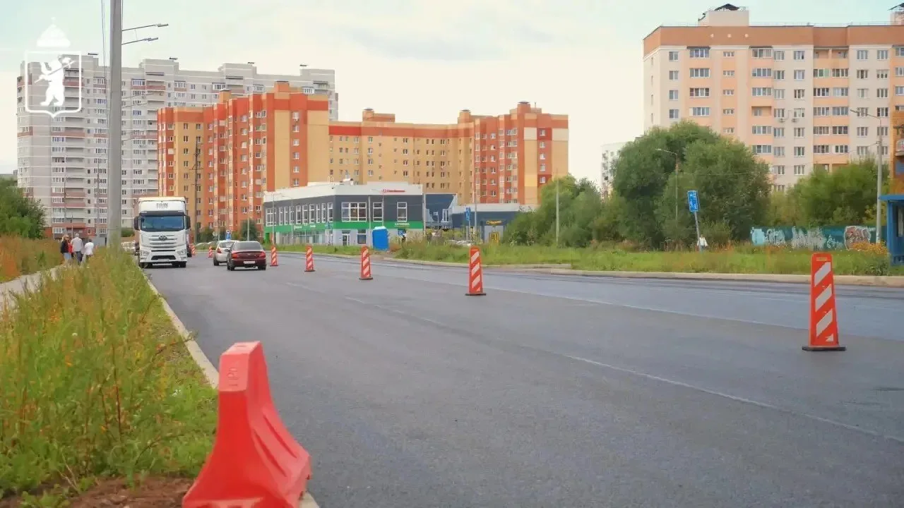На улице Бабича в Ярославле укладывают новый асфальт