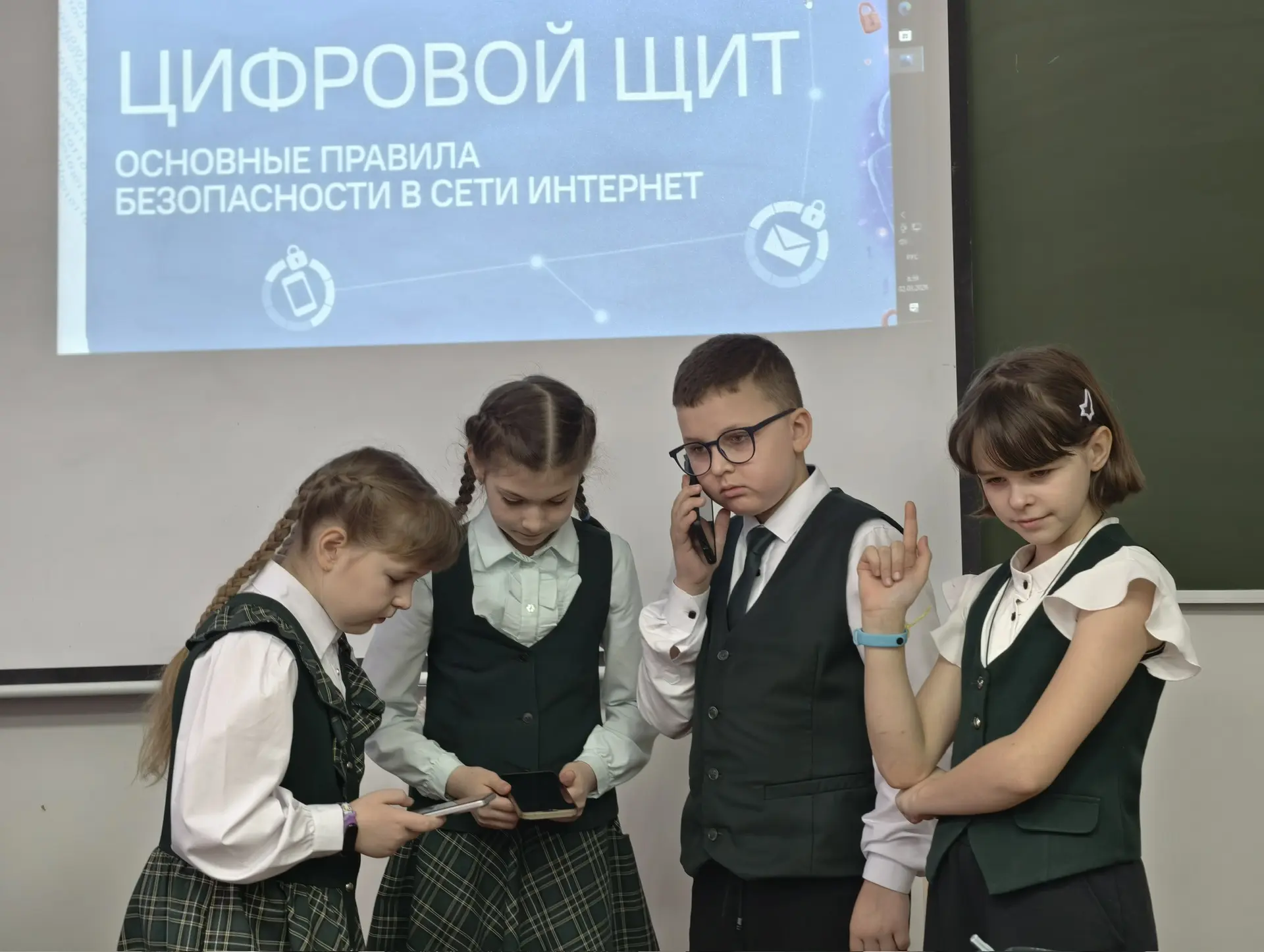 РАЗГОВОРЫ О ВАЖНОМ  🇷🇺Учебная неделя в нашей школе началась с торжественной церемонии выноса  госуда