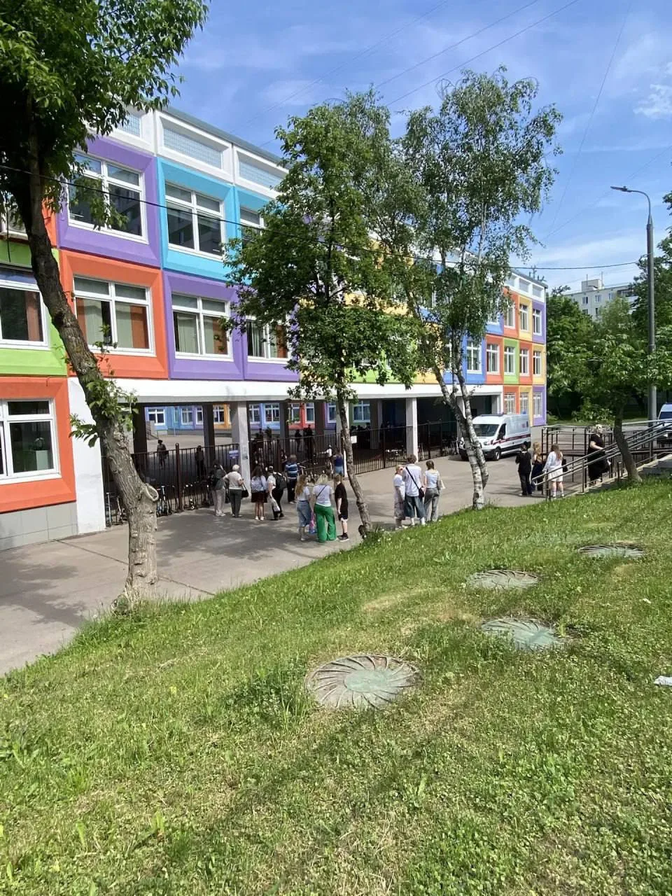 В московской школе во время репетиции последнего звонка двое учеников пострадали из-за взрыва петард